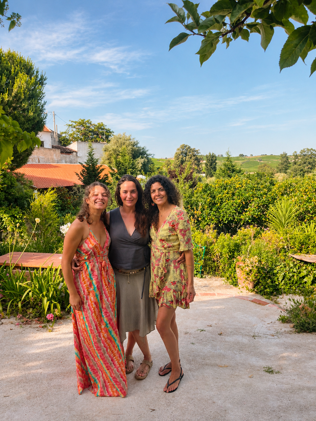 Daniela Velho com Carlota e Sónia no jardim do Santuário, com a paisagem ao fundo