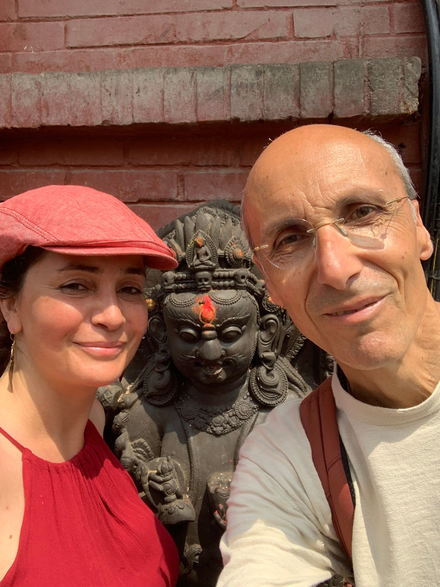 Daniela Velho e Paulo Borges junto a uma escultura de pedra em Katmandu