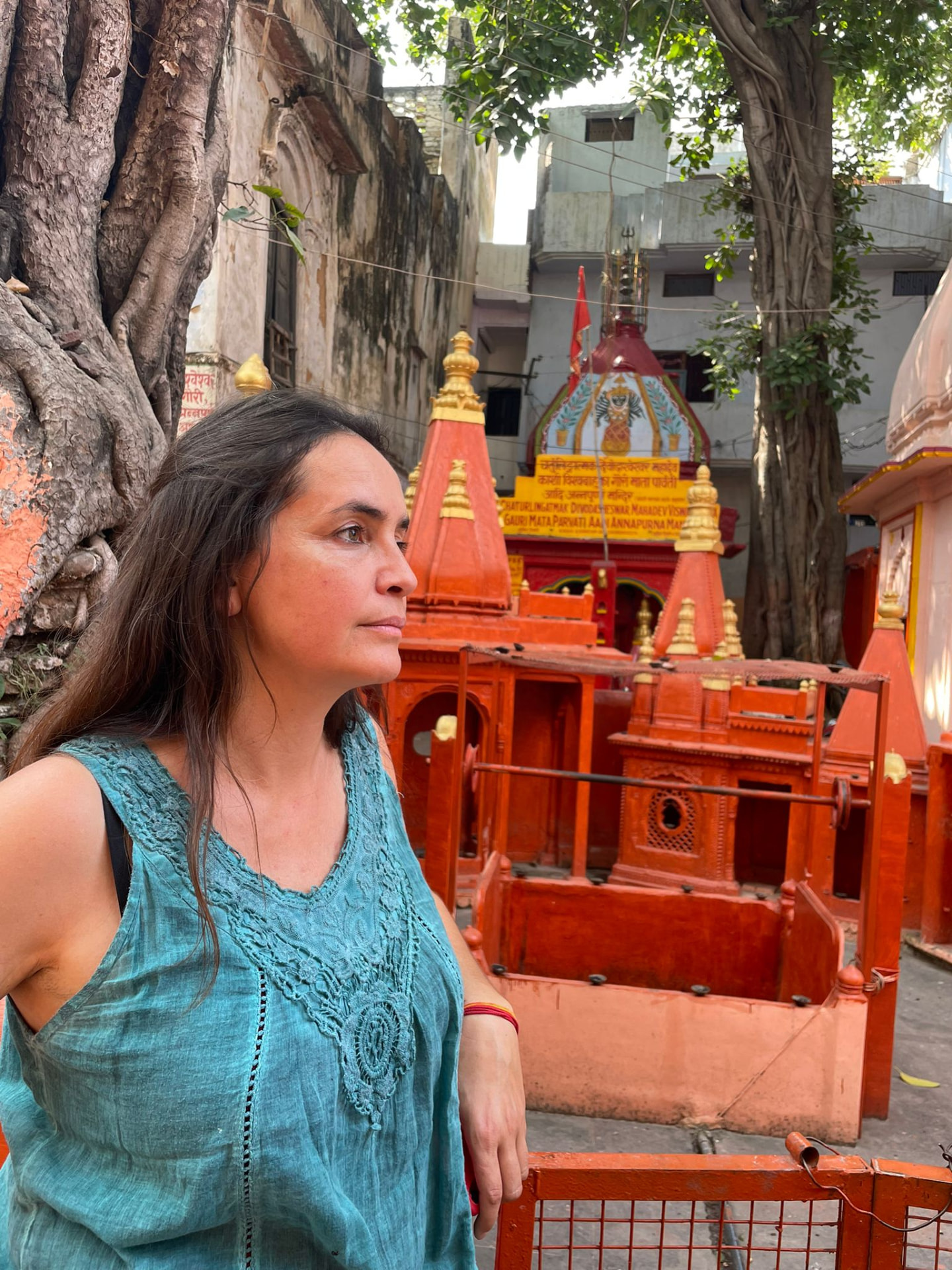 Daniela Velho junto a pequenos templos numa rua da Índia